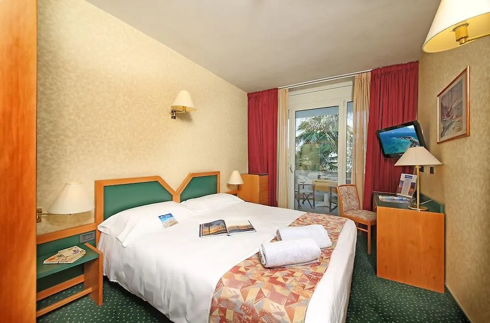 Hotel Nettuno Bardolino 4*,  Italy