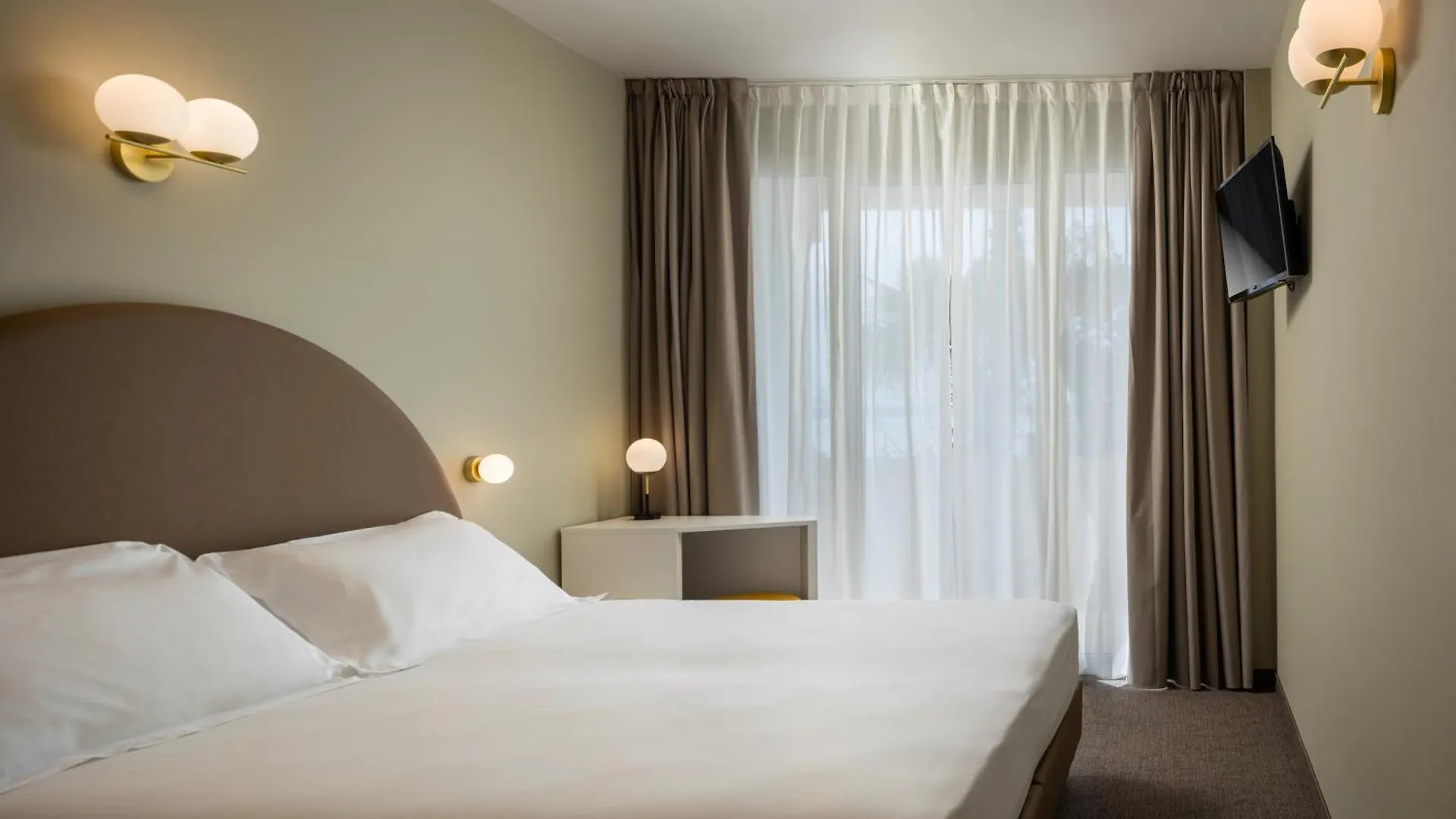 Hotel Nettuno Bardolino 4*,  Italy