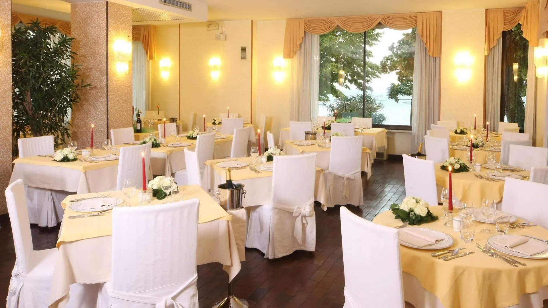 Hotel Nettuno Bardolino 4*,